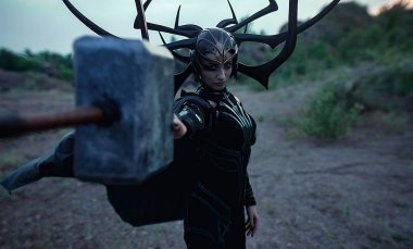 Cosplayers Tanrıça hela ve süper kahraman Thor savaşı tasvir.