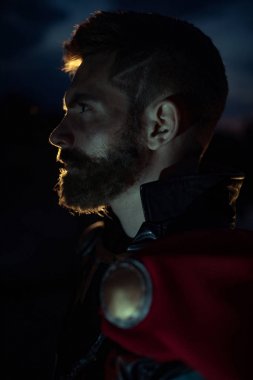 Cosplayer 'ın portresi Thor 'u canlandırarak.