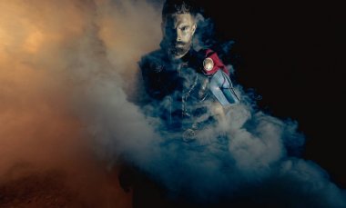 Cosplayer süper kahraman Thor 'u canlandırıyor.