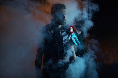 Cosplayer süper kahraman Thor 'u canlandırıyor.
