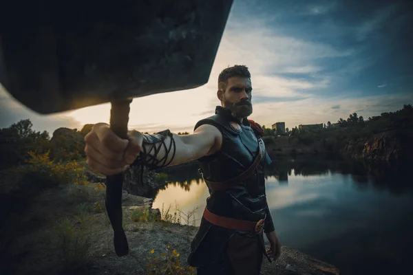 Cosplayer a Hummer a kezében ábrázolja Thor. — Stock Fotó