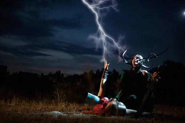 Cosplayer menggambarkan pertempuran Hela dan Thor . — Stok Foto