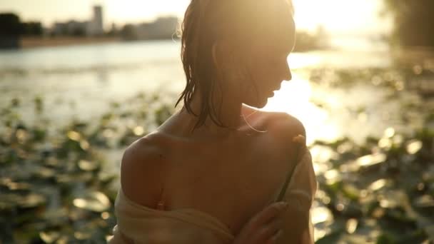 Jeune Femme Robe Transparente Debout Dans Eau Avec Fleur Nénuphar — Video