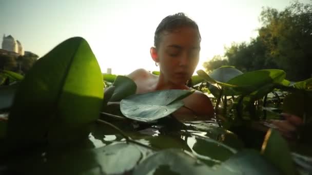 Mladá Žena Průhledných Šatech Koupá Jezeře Mezi Listy Žluté Vody — Stock video