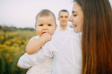 Bebek çayırda yürür mutlu aile.