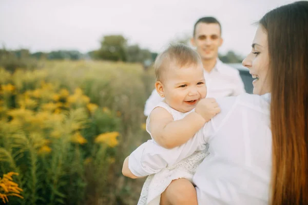 Feliz familia con bebé tener un divertido . — Foto de Stock