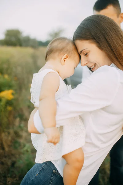 Glückliche Familie mit Baby haben Spaß. — Stockfoto