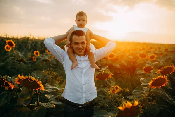 Buon padre cammina con sua figlia al campo di girasole . — Foto Stock