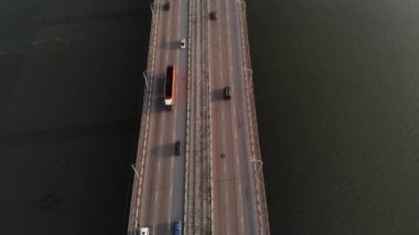 Yukarıda manzaralı bir nehir üzerindeki köprüde drone'dan trafiğe görünümü. 