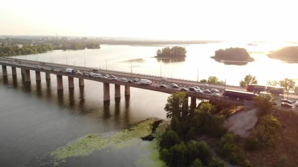 Vista Desde Dron Hasta Tráfico Pesado Puente Sobre Río Con — Vídeos de Stock