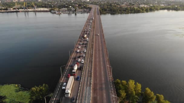 Vista Drone Para Tráfego Pesado Uma Ponte Sobre Rio Com — Vídeo de Stock