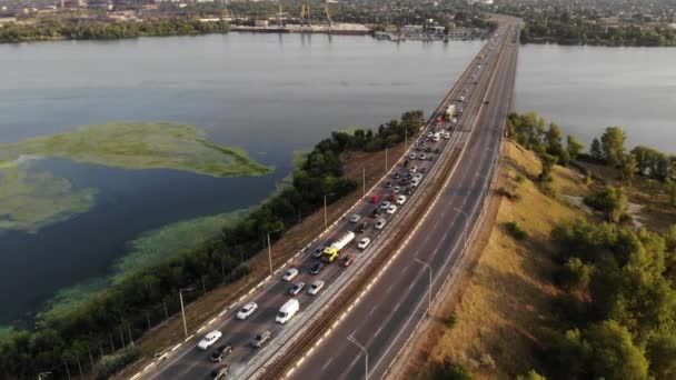Vista Dal Drone Traffico Pesante Ponte Fiume Con Vista Sulla — Video Stock