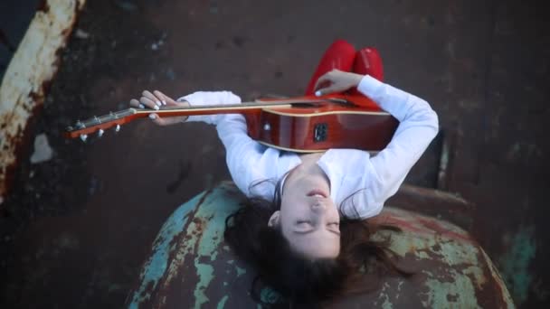 Una Mujer Joven Miente Toca Guitarra Canta Viejo Barco Abandonado — Vídeo de stock