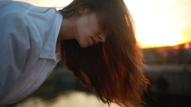 Une Jeune Femme Triste Tient Debout Penchée Regarde Eau Avec — Video