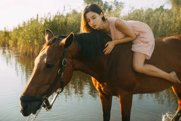 Mulher encontra-se montado um cavalo no rio . — Fotografia de Stock