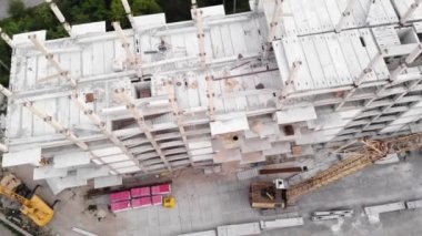 İnşaat sırasında drone'dan şantiyeye ve çok katlı yüksek katlı binaya görünüm.