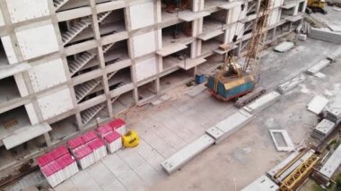 İnşaat sırasında drone'dan şantiyeye ve çok katlı yüksek katlı binaya görünüm.