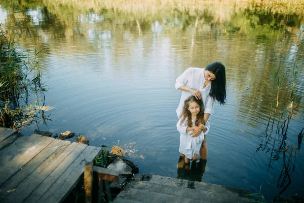 Mère et fille reposent sur une rivière dans l'eau . — Photo