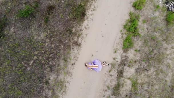 Drohnenangriffe Auf Harfenistin Fliederfarbenem Kleid Die Sand Der Wüste Liegt — Stockvideo
