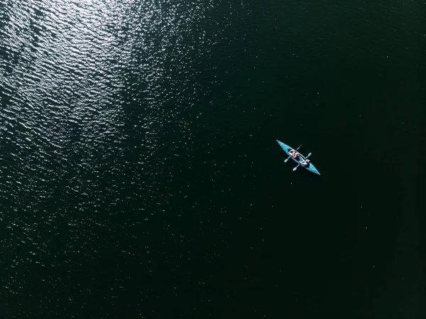 A drone forgatás a kajak úszó a vízben. — Stock Fotó