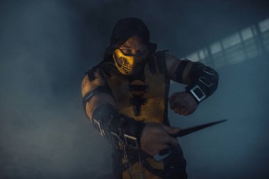 Elinde hançerle savaşçı Akrep'i canlandıran adam.