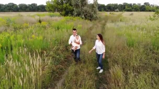 드론을 초원을 뛰어다니며 아기와 가족까지 아름다운 — 비디오