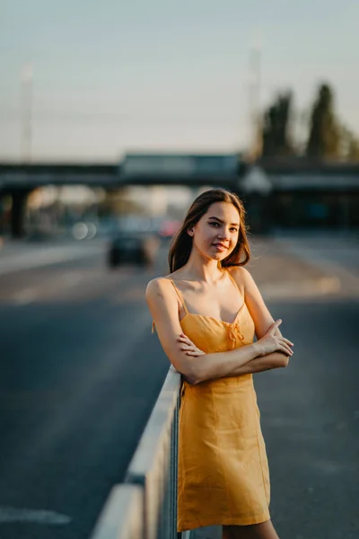 Молодая женщина стоит на фоне городского пейзажа . — стоковое фото