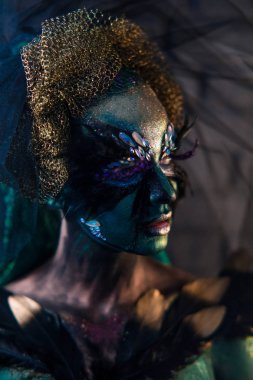 Karnaval kostümü içindeki kadın görkemli bir cadı veya peri..