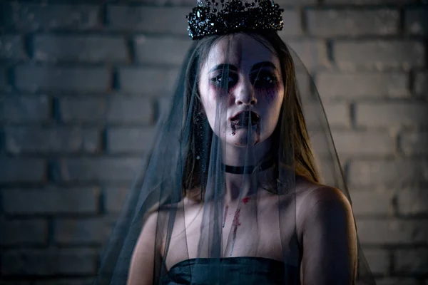 Donna in costume da carnevale di una sposa vampiro . — Foto Stock