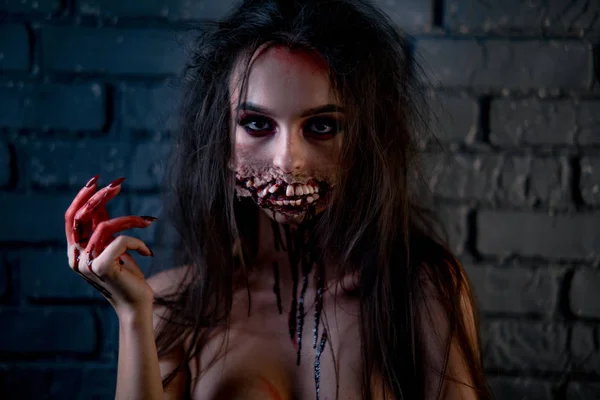 Kvinnan i en karnevalsdräkt av blodig mutant. — Stockfoto