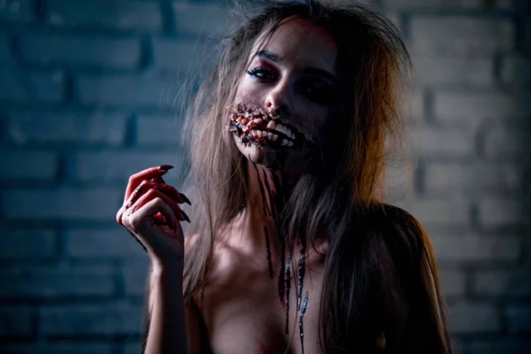 Kobieta w karnawałowym kostiumie krwawej mutantki. — Zdjęcie stockowe