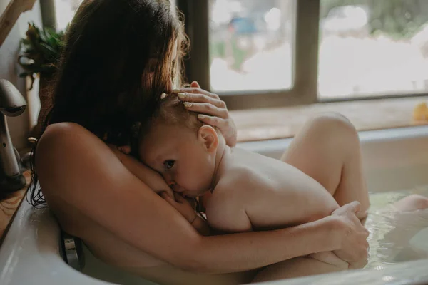 Madre Baña Bañera Amamanta Bebé Primer Plano —  Fotos de Stock