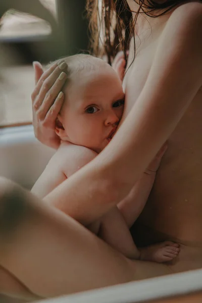 Mother Bathes Bathtub Breastfeeds Her Baby Closeup — Stock Photo, Image