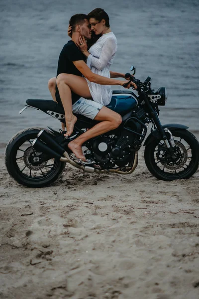 Paar Liefde Knuffels Het Strand Zitten Motorfiets Water Achtergrond — Stockfoto