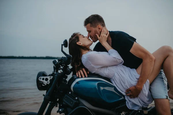 Casal Faz Amor Praia Deitado Motocicleta Fundo Água — Fotografia de Stock