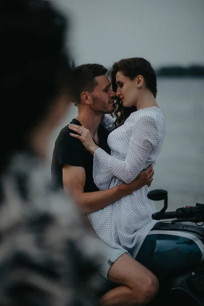 Een Paar Verliefd Knuffels Het Strand Zittend Een Motor Water — Stockfoto