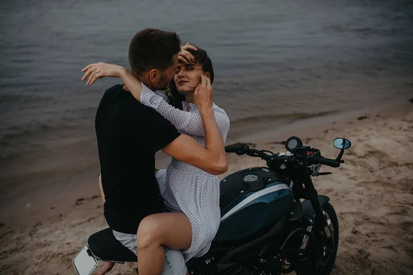 Couple Amoureux Câlins Sur Plage Assis Sur Moto Sur Fond — Photo