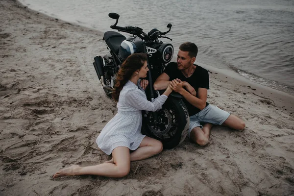 Couple Amoureux Assoit Tient Les Mains Sur Plage Sable Près — Photo