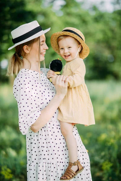 Mor Och Dotter Kul När Går Parken Hattar — Stockfoto