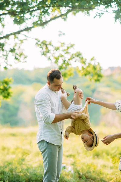 Unga Föräldrar Har Roligt Och Leker Med Sin Dotter När — Stockfoto