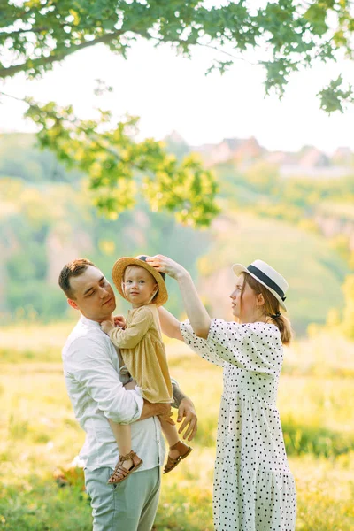 Unga Föräldrar Med Sin Dotter När Går Parken — Stockfoto