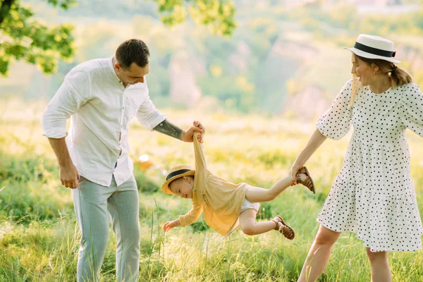 Unga Föräldrar Har Roligt Och Leker Med Sin Dotter När — Stockfoto