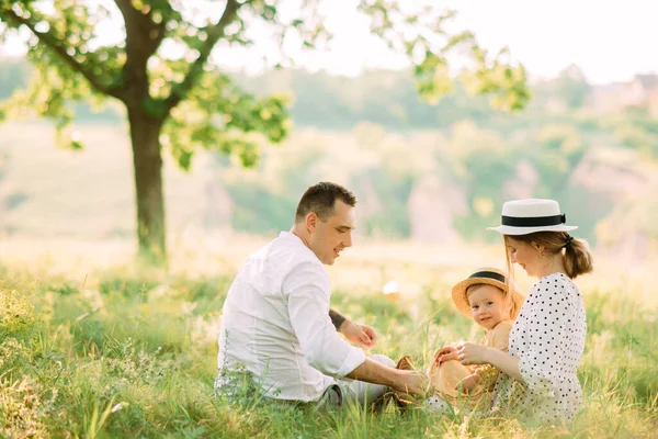 Unga Föräldrar Sitter Gräs Med Sin Dotter När Går Parken — Stockfoto