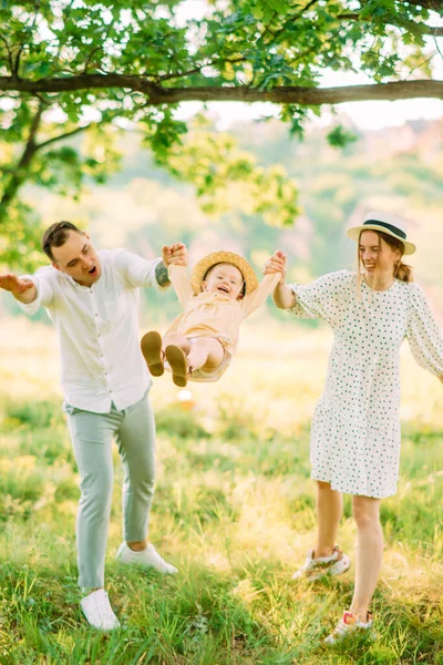 Unga Föräldrar Har Roligt Och Leker Med Sin Dotter När — Stockfoto