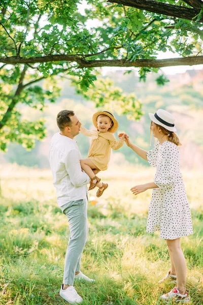 Unga Föräldrar Har Roligt Och Leker Med Sin Dotter När — Stockfoto