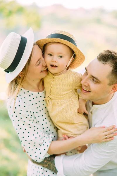 Unga Föräldrar Har Roligt Och Leker Med Sin Dotter När — Stockfoto