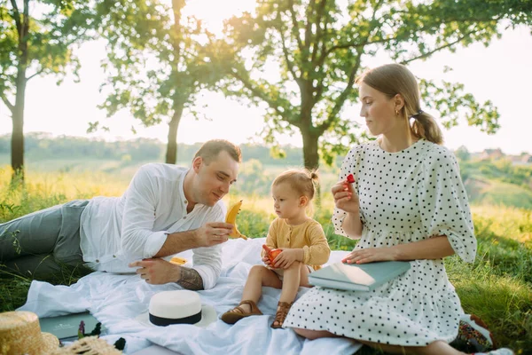 Familj Med Liten Dotter Äter Frukt Picknick Parken — Stockfoto