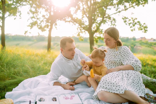 Familie Mit Kleiner Tochter Ruht Beim Picknick Park — Stockfoto