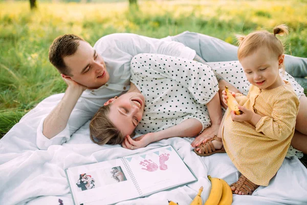 Familie Mit Kleiner Tochter Ruht Beim Picknick Park — Stockfoto