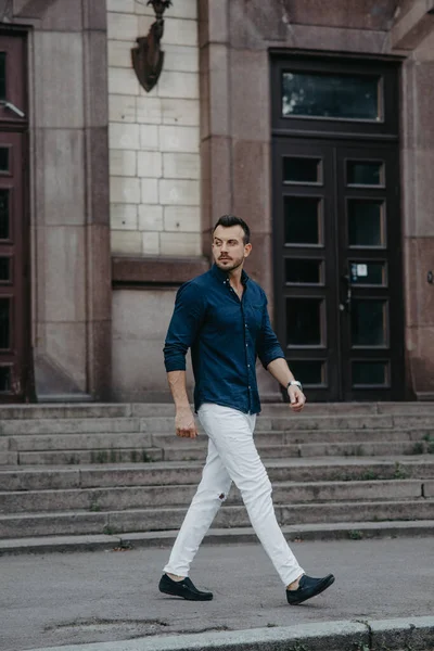 Hombre Joven Jeans Camisa Contra Fondo Del Edificio Moderno — Foto de Stock